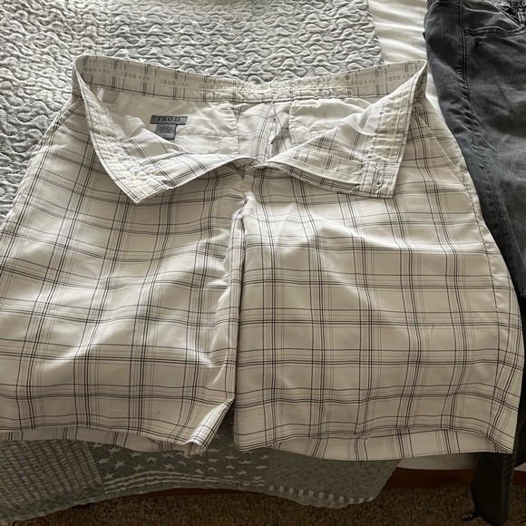 Men’s size 32 Izod golf shorts. - Picture 2 of 3